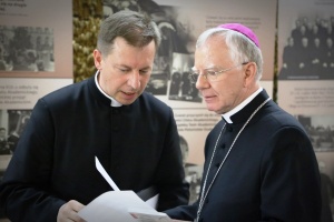 ksiądz paweł rytel-andrianik i arcybiskup marek jędraszewski